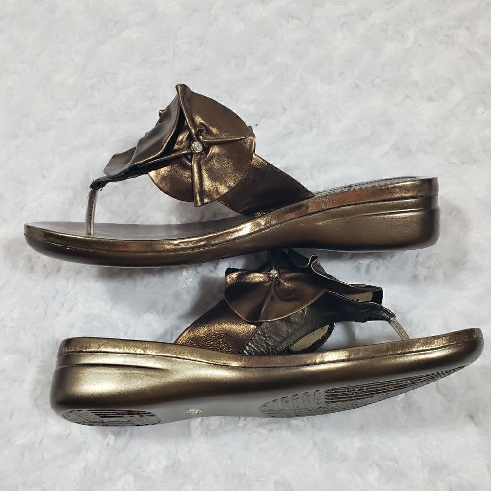 Renzoni size 7.5 (38) metallic floral sandals